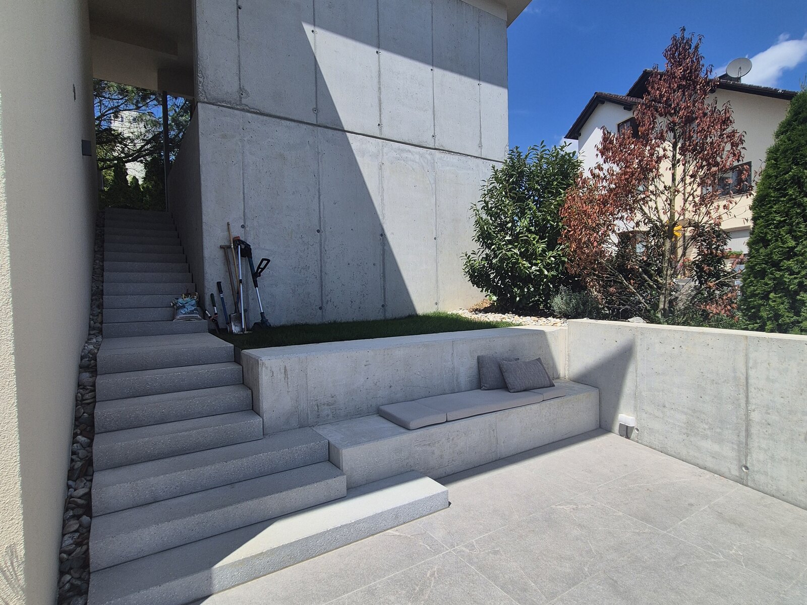 Moderne Außenanlage mit Betontreppe und Sitzbereich