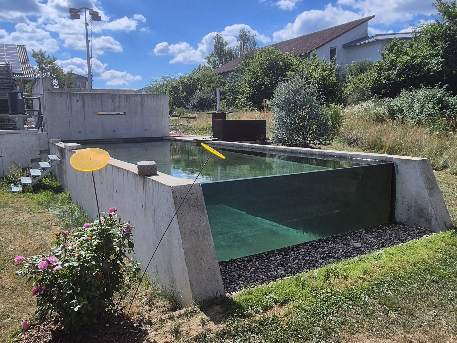 Betonpool mit gläserner Stirnseite