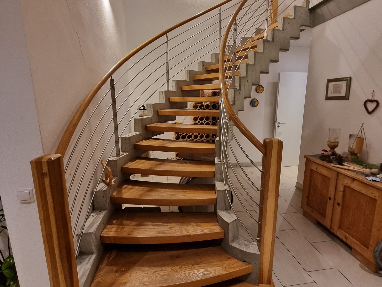 Geschwungene Betontreppe mit Holzstufen
