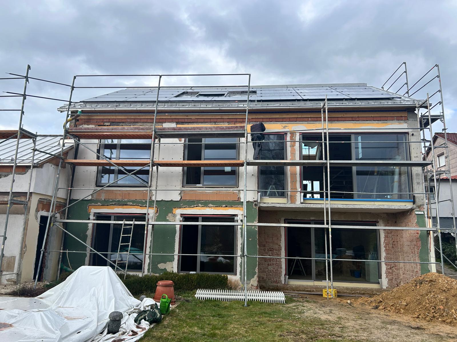 Sanierungsprojekt mit Gerüst und neuer Fassade
