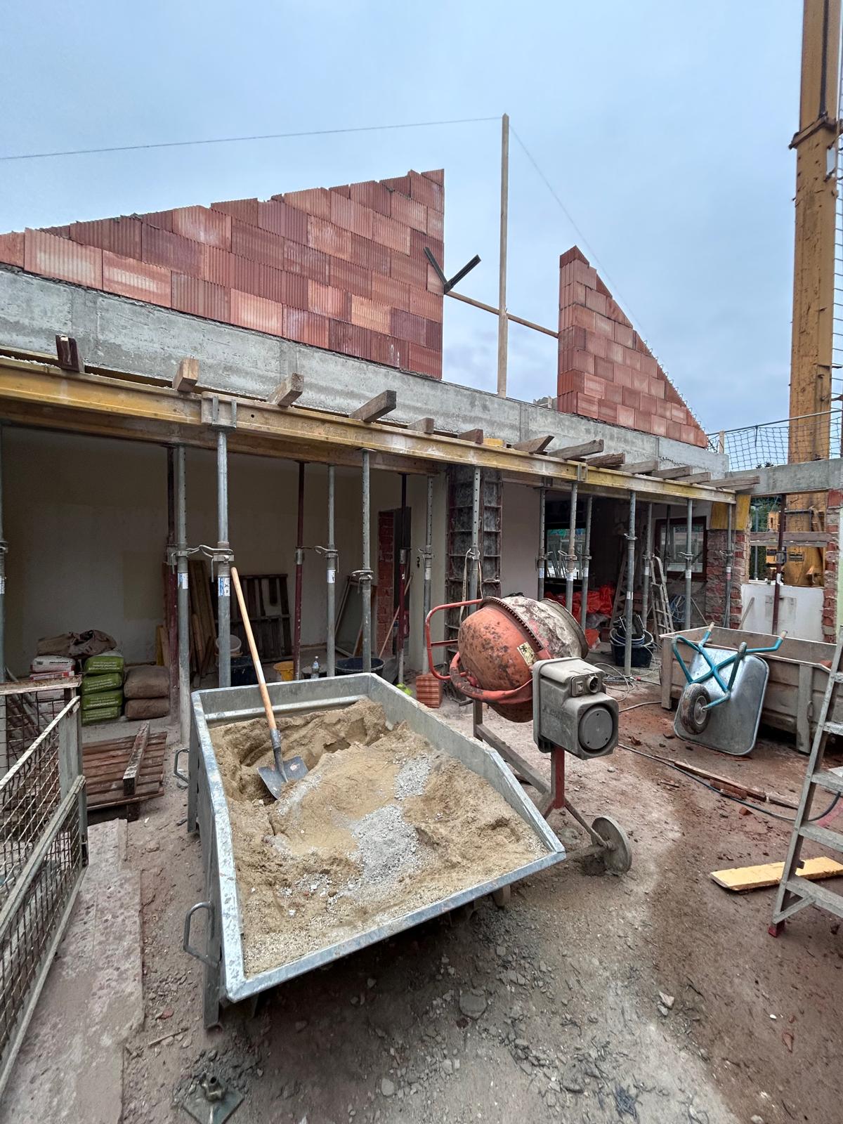Baustelle mit Mauerwerk und Schalung